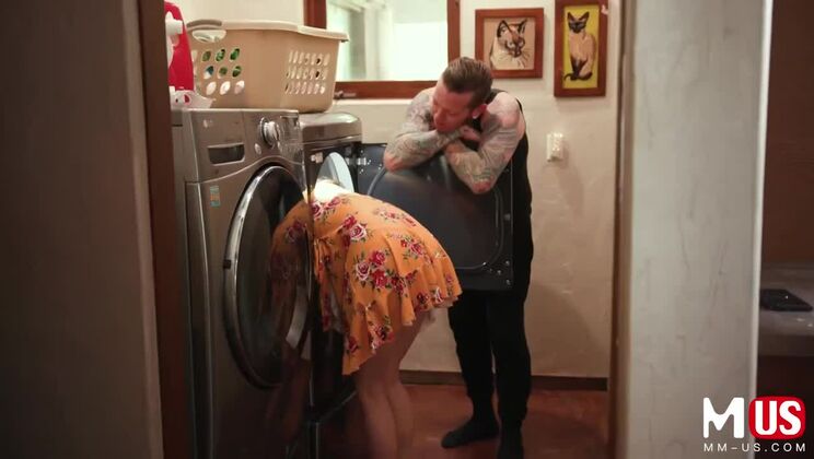 [ModelMediaUS] - Hairy Brunette Izzy Lush's Wet Delight - Izzy Lush