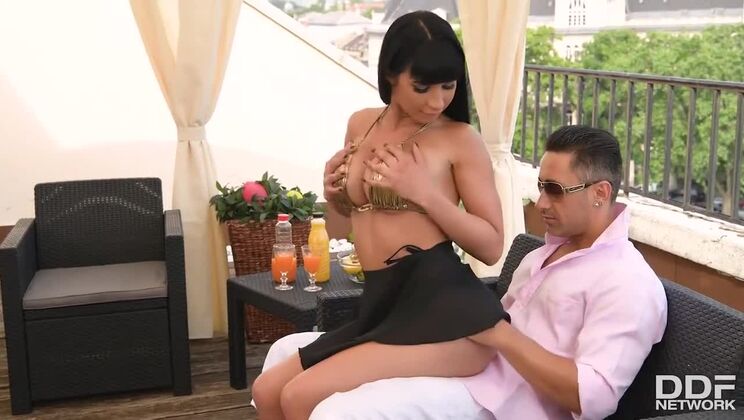 [DDFNetworkVR] - Valentina Ricci's Deepthroat Cabana - Valentina Ricci