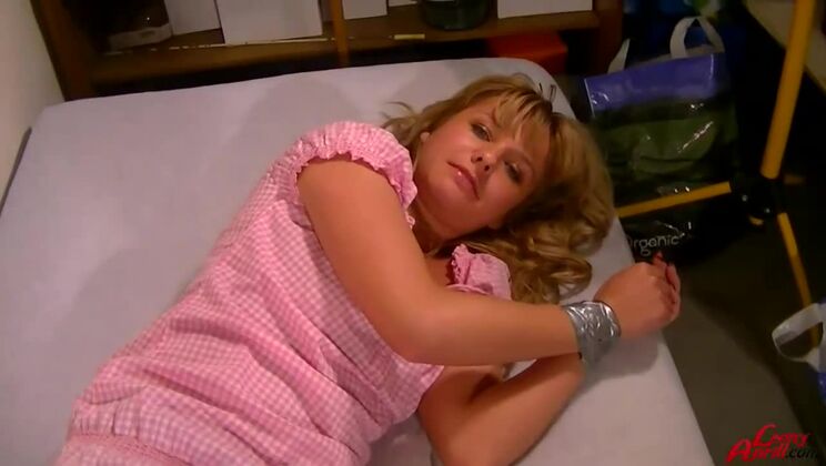 Pissing Fetish With Leony And Bella