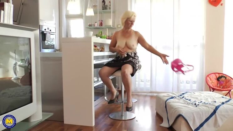 Janice Solo: Hairy Housewife Loves To Play Wild