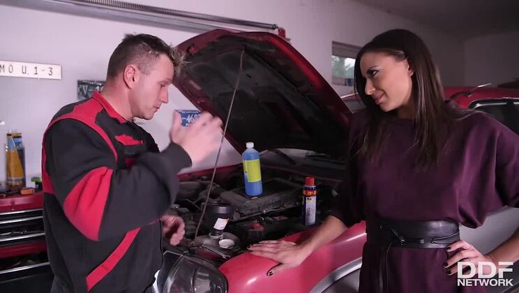 Shaved Brunette Cassie Del Isla Loves Deepthroat