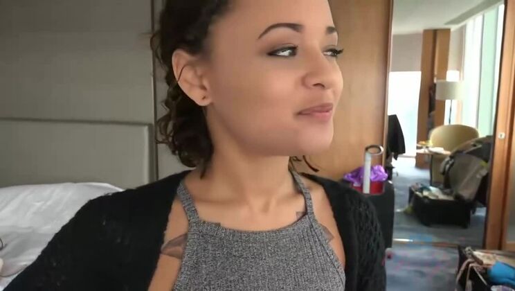 Holly Hendrix Gets You Off POV