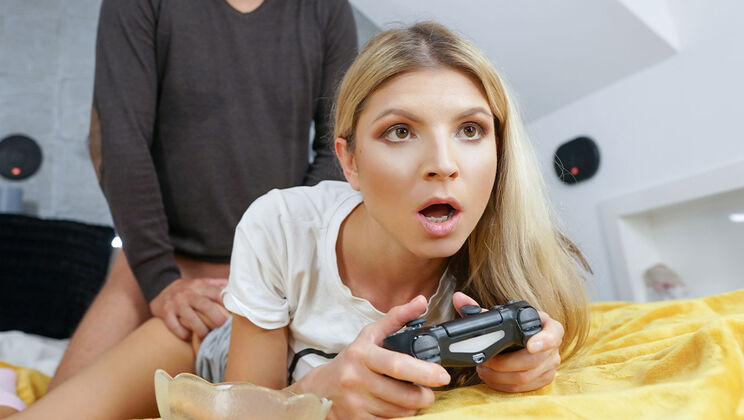 Teen Petite Gamer Gina Gerson