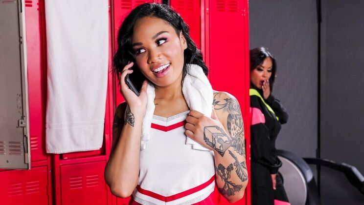 [Brazzers] - Small Tits And Tattoos In The Locker Room - Honey Gold - Kaylani Lei