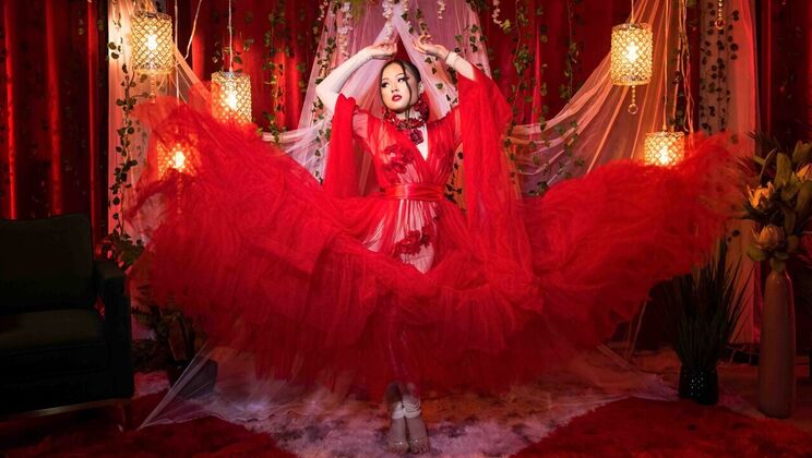 Lulu's Shaved Pussy Gets Licked