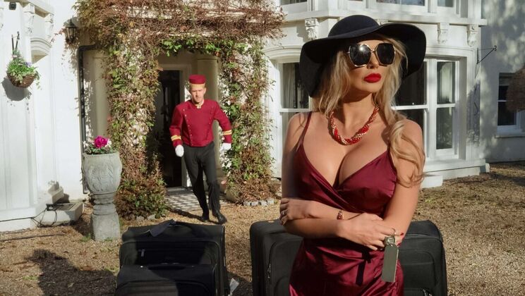 Sexy Blonde Amber Jayne Banging the Bellhop