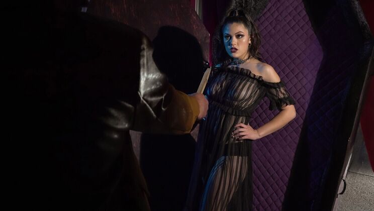 Creeping Desire for Brunette