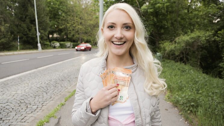 Horny Tourist Gets Amateur Blowjob