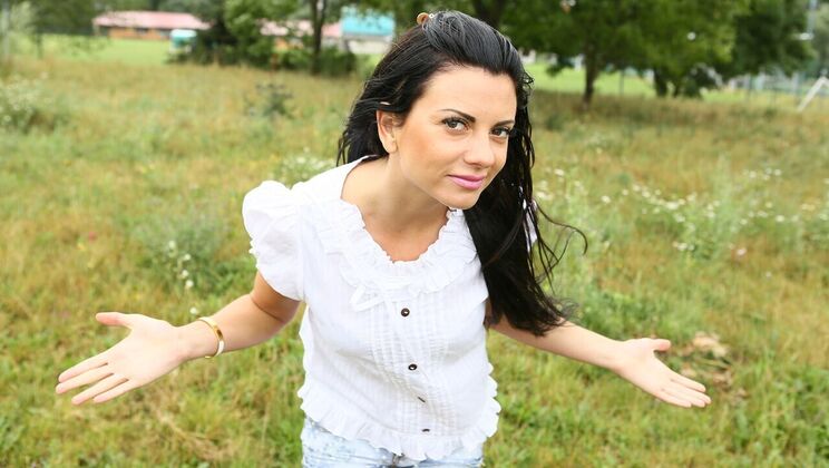 Car Fucking with Hot Amateur Babe