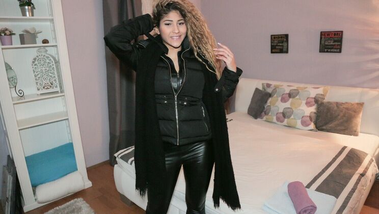 Latina Amateur Venus Afrodita Gets Cumshot in Hotel