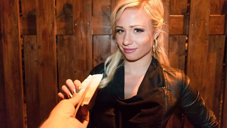 [PublicAgent] - Gabi Gold's Public Blowjob with a Happy Ending - Thomas Hyka - Gabi Gold