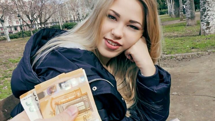 Blonde Loves to Fuck in Public