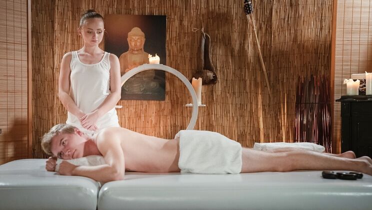 [MassageRooms] - Petite Lady Bug Gets Wet and Wild with Logan Lech - Lady Bug - Logan Lech