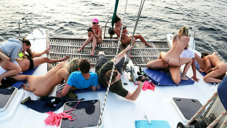 [SummerSinners] - Glasses And Group Sex On Boat - Julia De Lucia - Mea Melone - Jimena Lago - Bianca Ferrero - Angel Piaf