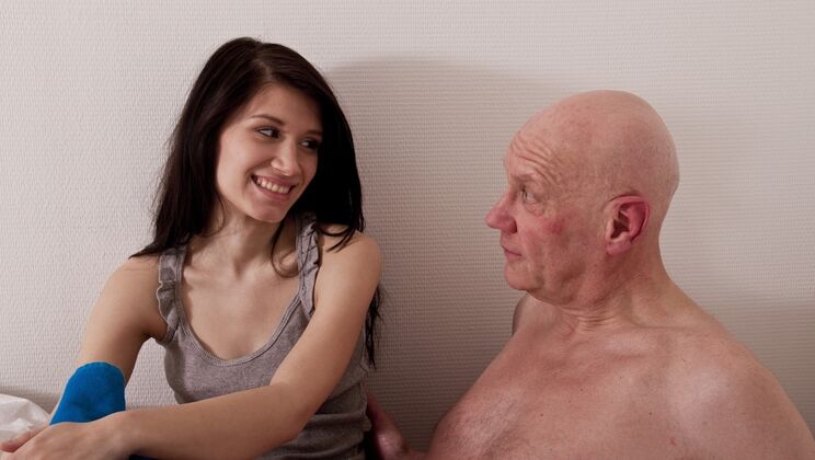 [Oldje] - Skinny Maid Lilli's Blowjob and Handjob for Hugo