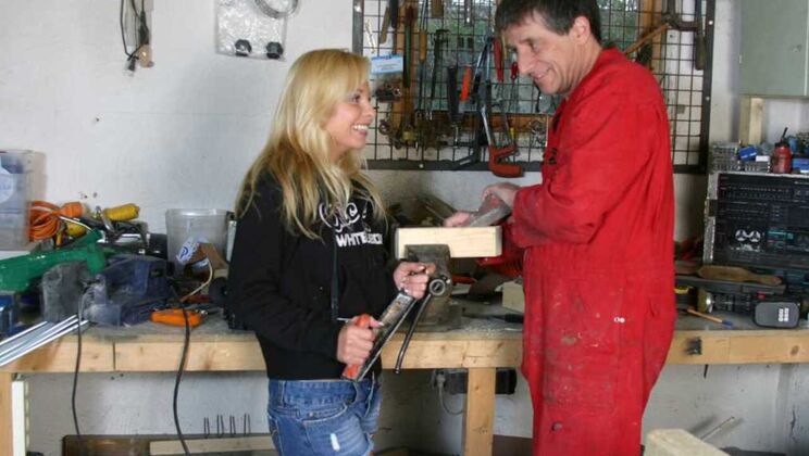 [Oldje] - Sharka Blue Deepthroats Andre's Wooden Penis