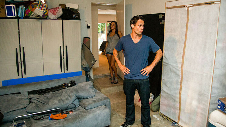 [PerfectFuckingStrangers] - Jenna Presley's Big Ass Teases the Mover for a Tip