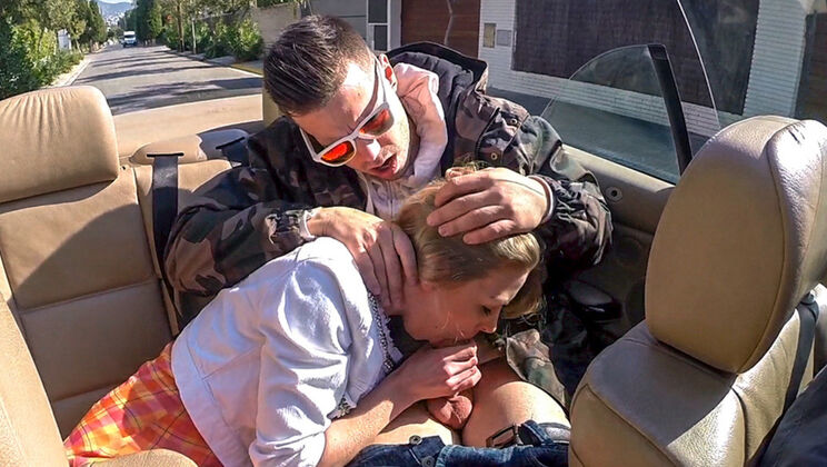 Deepthroat Diva Lolly in Public!