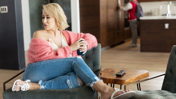 [FamilySinners] - MILF Stepmom's Big Ass Gets Pounded