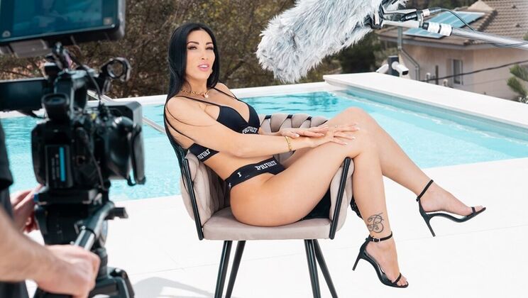 Meet Clea Gaultier: European Sexbomb