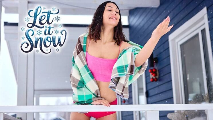 [ClubSweethearts] - European Beauty Roxy Muray Fingers Herself in Winter - Roxy Muray
