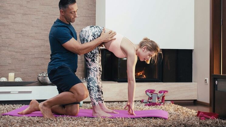Blowjob And Handjob For Muscular Man From Freya