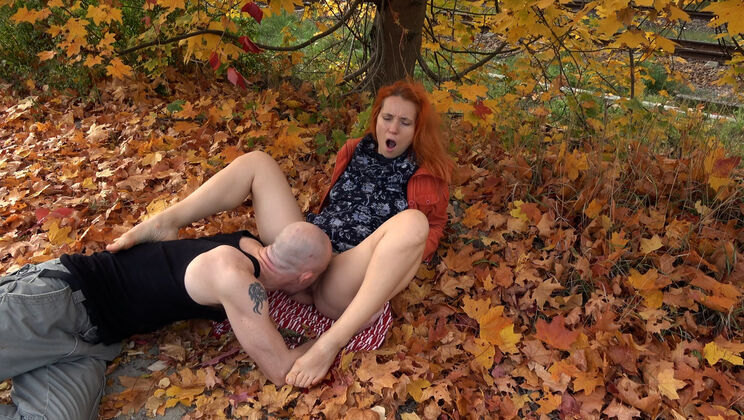 Public Autumn Leaves Licking – Simona & Leo